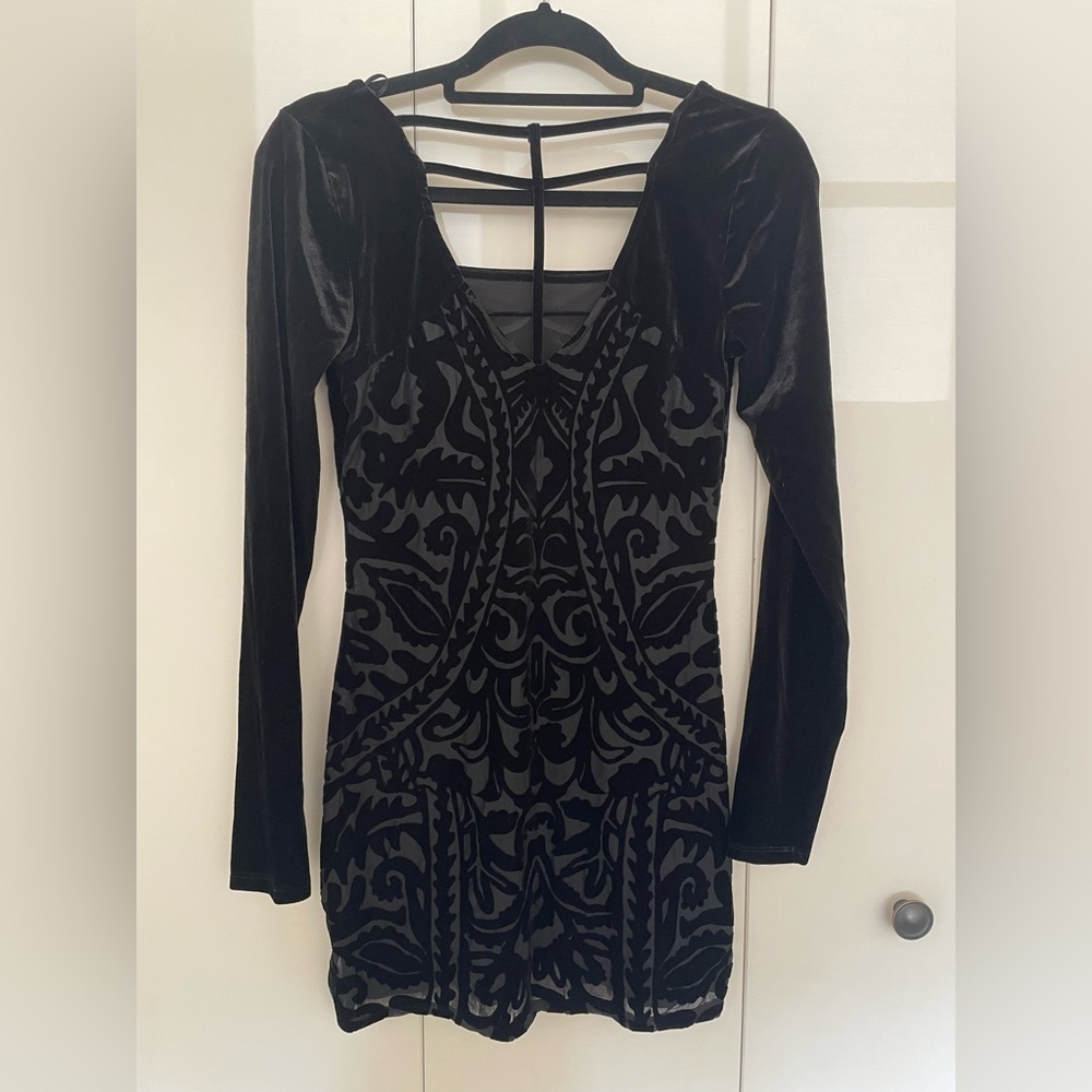 📦 🚚 EVERYTHING MUST GO! Urban Outfitters Velvet Mini Dress | S - Picture 2 of 4